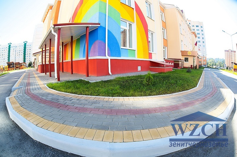 тротуар из брусчатки в современном жилом массиве в Воронеже